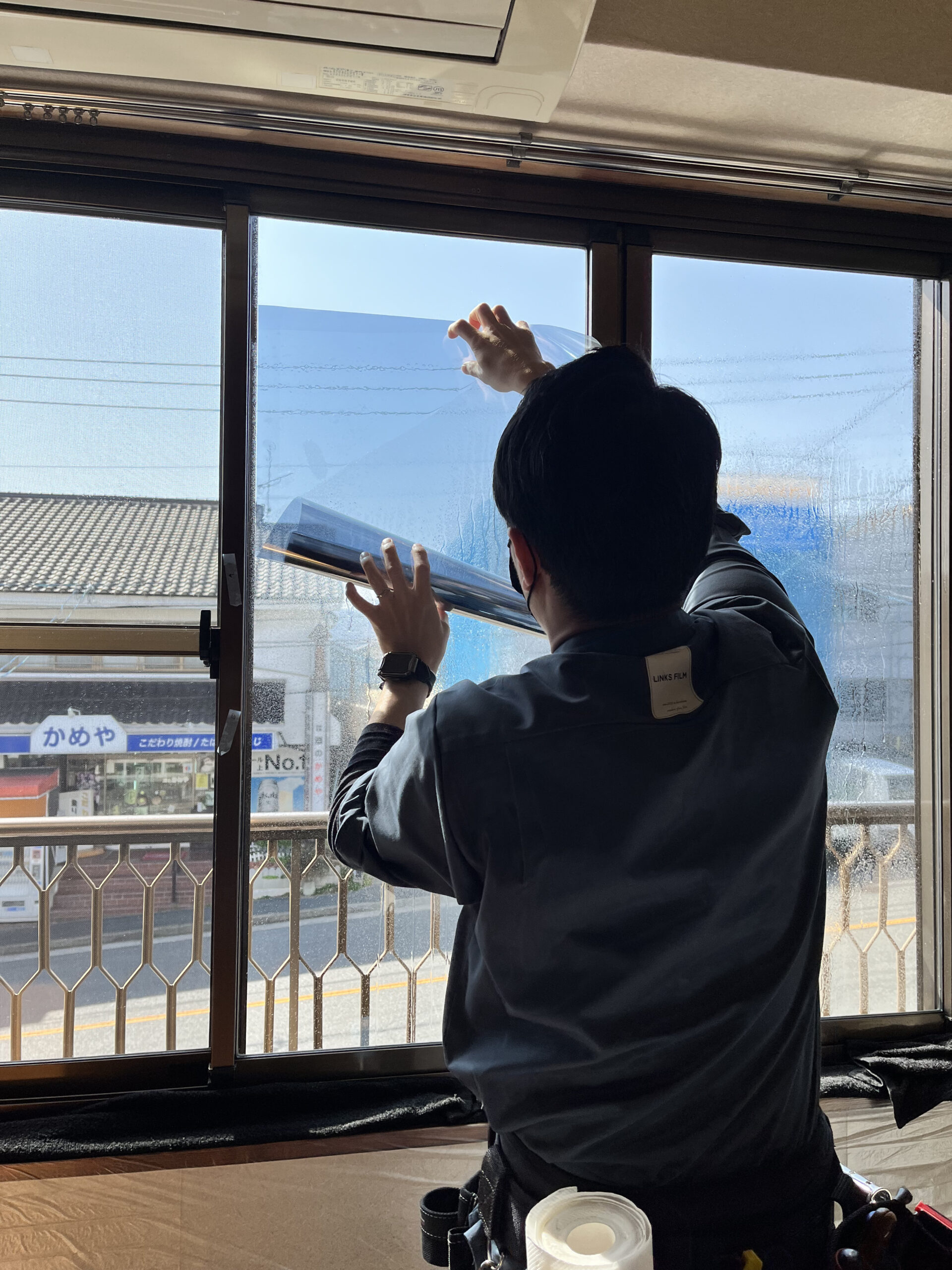 笑顔の家族と窓フィルム施工イメージ